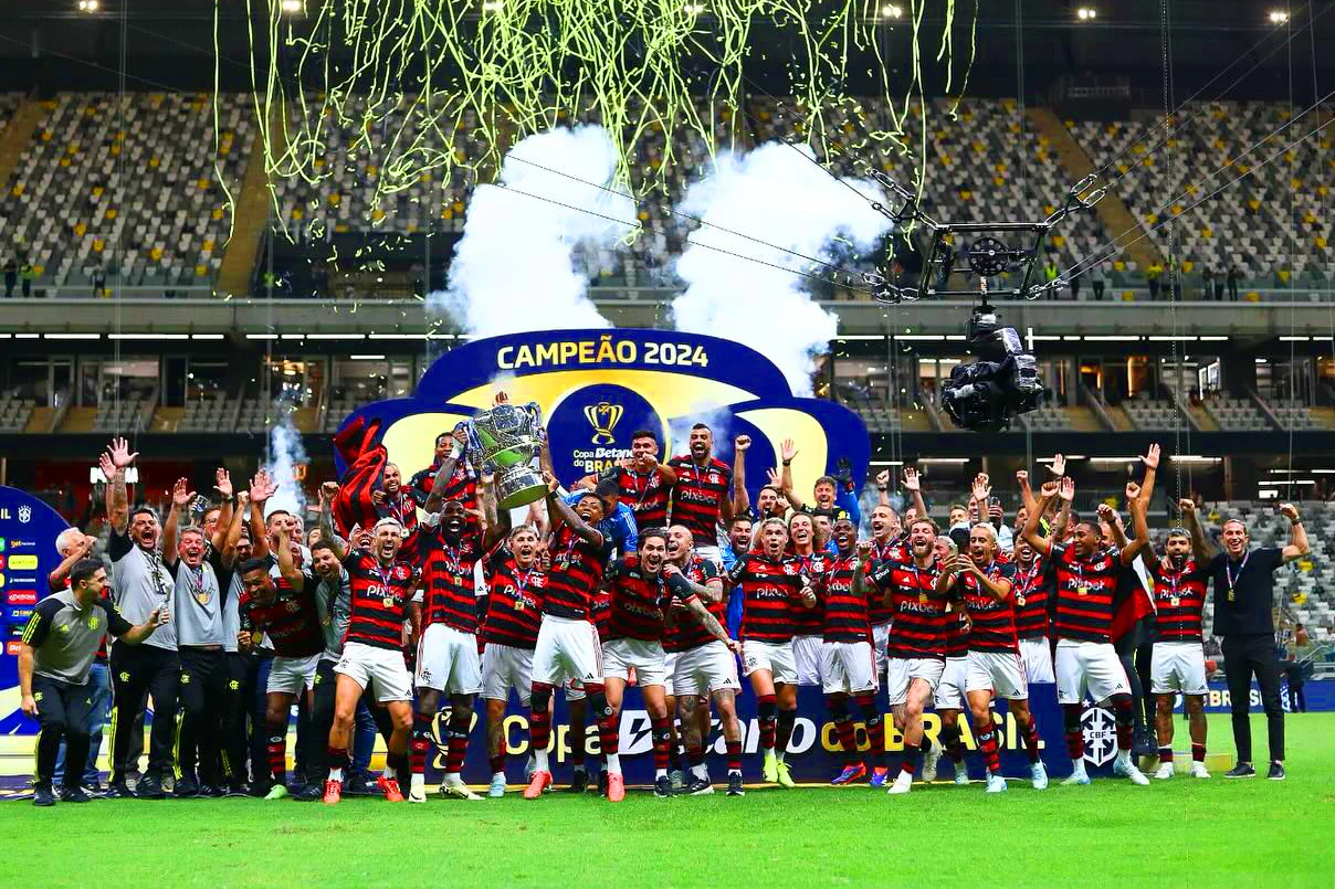 Concorrência por David Luiz, montante milionário e declaração de Cicinho: as últimas notícias do Flamengo