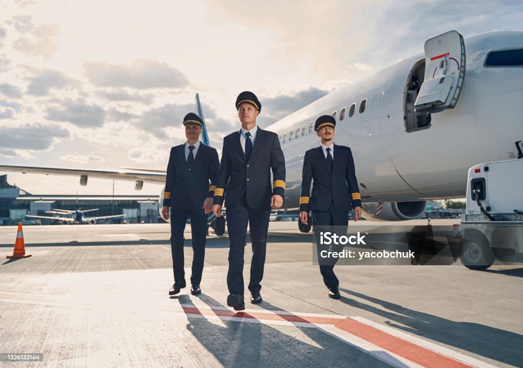 Pilotos chegam bêbados para voo e são demitidos.